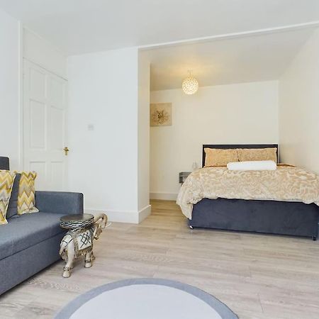 Fabulous Quiet Chelmsford Apartment - Free Parking Dış mekan fotoğraf